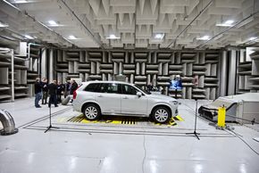 Kontrollmikrofoner står to meter fra midten av bilen for å fange lyden i henhold til EU-kravene. Lyden må holde en styrke på mellom 40 og 60 dB. <i>Foto: Mathias Klingenberg</i>