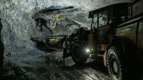 Røykutvikling i en anleggsmaskin gjør at 130 arbeidere nå har søkt sikkerhet i et tilfluktsrom dypt under bakken i Garpenberg-gruva, en av verdens største underjordiske sinkgruver. <i>Foto:  Boliden/Tomas Westermark</i>