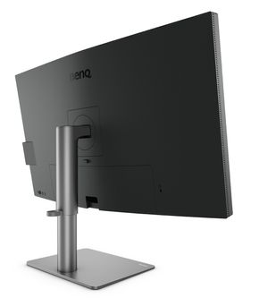 Benq PD3220U har en robust skjermfot som kan heves og senkes. Et deksel dekker over skjermkontaktene på baksiden. <i>Foto:  Benq</i>