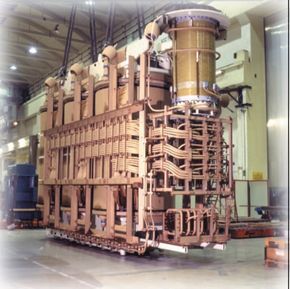 Bildet viser den aktive delen av krafttransformatorer, som normalt er fylt med flere titalls kubikkmeter olje for kjøling og isolasjon.
