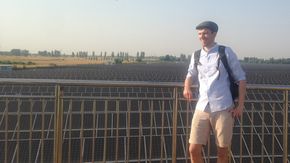 Her er Marius Korsnes foran et solcelleanlegg under ett av sine studieopphold i Kina. <i>Foto:  Privat</i>