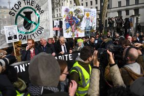 Kjendiser, musikere og politikere deltok i en demonstrasjon i London lørdag mot at WikiLeaks-grunnlegger Julian Assange utleveres til USA. Assanges far John Shipton fikk følge av blant andre klesdesigneren Vivienne Westwood. <i>Foto:  Alberto Pezzali / AP Photo</i>