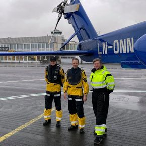Kaptein Pål Olav Pettersen (i midten) fløy den første flygningen med S-92A fra Flesland i 2005. Her er han ved samme helikopter, sammen med styrmann Jacob Eskildsen (t.v) og tekniker Audun Torsvik som også deltok under innføringen av den nye flytypen. <i>Foto:  Tony Hammerstad, Bristow</i>