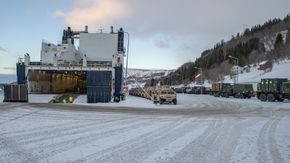 Amerikanske militærkjøretøy etter lossing på kaia i Bogen i Nordland. <i>Foto:  Cpl. Joseph Atiyeh</i>