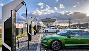 Porsche åpnet nylig en «ladepark» i Leipzig, med 12 ladere à 350 kW. <i>Foto: Porsche</i>