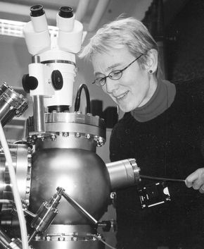 2001: Anne Borg har forsket mye i overflatefysikk, her med et tunneleringsmikroskop (STM).