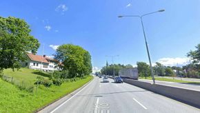 Her, like vest for Høvik kirke, kommer det vestre påhugget til den to kilometer lange Høviktunnelen, mellom Høvik og Strand. <i>Foto:  Google Maps</i>