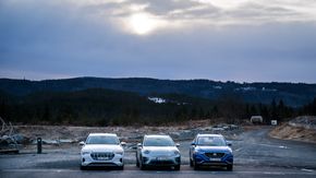Dyrt, billigere, billigst: Audi E-Tron, Kia E-Niro og MG ZS. <i>Foto: Eirik Helland Urke</i>