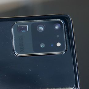 Multikamera: Samsung har samlet mange imponerende kameraer i det store rektanglet på baksiden av S20 Ultra. <i>Foto:  Kurt Lekanger</i>