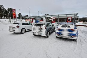 Tre elbiler på en bensinstasjon med hurtigladere. <i>Foto:  Mathias Klingenberg</i>