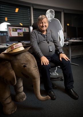 Berømt: Ved siden av kontorpulten i åpent landskap hos Lundin står en elefant med en hatt som det står «Avaldsnes» på – det var en gave fra Ian Lundin etter at Rønnevik og hans kolleger fant «elefanten» Johan Sverdrup. <i>Foto:  Sverre Chr. Jarild</i>
