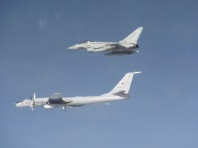 Britisk Eurofighter og russisk Tu-142. <i>Foto:  RAF</i>