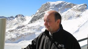 Vincent-Henri Peuch, direktør i Copernicus Atmosphere Monitoring Service, på deres målestasjon på toppen av Zugspitze i Tyskland. <i>Foto:  Ellen Synnøve Viseth</i>