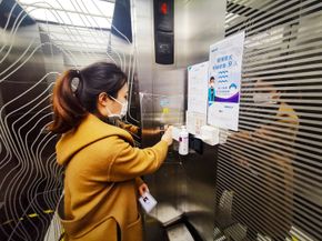 I heisene er det innført begrensninger på antall passasjerer, og det er gjort tiltak for å hindre smitte via knappene. <i>Foto: Geely</i>