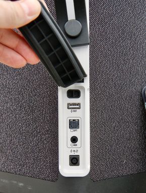 Under et gummideksel finner du tilkobling for eksterne lydkilder (både optisk og analog), samt en USB-kontakt som lar deg lade mobiltelefonen. <i>Foto:  Kurt Lekanger</i>