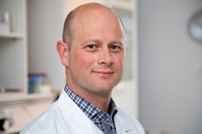 Førsteamanuensis Erik Magnus Berntsen ved Fakultet for medisin og helsevitenskap ved NTNU svarer på spørsmål om røntgen. <i>Foto:  Karl Jørgen Marthinsen</i>