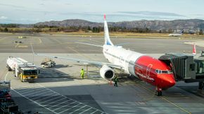 Luftfart er en storforbruker av fossilt drivstoff. Bildet viser en Norwegian Boeing 737-8JP-maskin under tanking ved Bergen lufthavn, Flesland. <i>Foto:  Marius Valle</i>