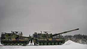 K9 artilleriskyts (foran) og K10 ammunisjonsvogn som har plass til 104 granater og 504 drivladninger. <i>Foto:  Eirik Helland Urke</i>