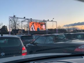 En lokal eiendomsutvikler i Tønsberg satte opp en drive in-kino da utbyggingen stoppet opp. Kreativ bruk av eksisterende teknologi. <i>Foto:  Svein-Erik Hole</i>