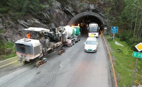 Under støpingen av en føringskant ved Matrebergtunnelen. Ledebilkjøring pågår. <i>Foto:  Statens vegvesen</i>