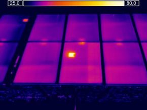 Dette bildet viser en typisk termisk signatur som forteller at det er en feil i solcellepanelet. <i>Foto:  ITS/Universitetet i Oslo</i>