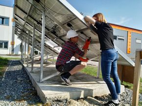 Bjørn Lupton Aarseth og Mari Øgaard forbereder et forsøk med håndholdt varmekamera. Når man ikke har tilgang på solcellepaneler med feil kan man lage noen selv – i dette tilfellet ved å slå med en hammer fra undersiden. <i>Foto:  ITS/Universitetet i Oslo</i>