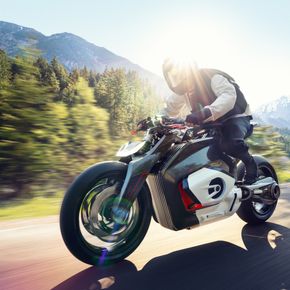 BMW Motorrad har begynt å leke seg med mulighetene for en fremtidig elektrisk motorsykkel. Designerne spiller tydelig på de lange tradisjonene tyskerne har med boksermotoren. <i>Foto: BMW Motorrad</i>