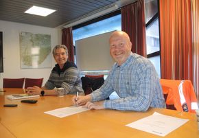 Prosjektleder Olav Osa og prosjektsjef Tore Christensen i Mesta var til stede under kontraktsigneringen i Arendal onsdag. <i>Foto:  Agder fylkeskommune</i>