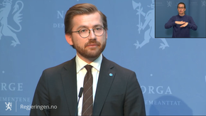 Klima- og miljøminister Sveinung Rotevatn forsvarer regjeringens nye forslag til ny forvaltningsplan for Barentshavet. På pressekonferansen kalte han kompromisset for «en seier for natur».
