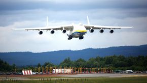 Det var en god samling spottere sør for OSL da An-225-flyet gikk inn for landing på rullebane 01L den 19. juni2014. Foto <i>undefined:  Eirik Helland Urke</i>