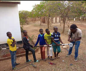 Forutsetning for bærekraft: Josef Nolls samarbeidspartner, Rashid Ally, installerer internett på en skole i Tanzania. <i>Foto: UiO</i>