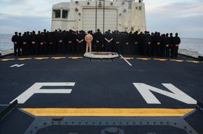 Minnestund på dekket på HMCS Fredericton 1. mai. <i>Foto:  Det kanadiske forsvaret</i>