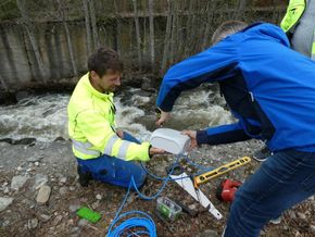 John Øye fra Pipelife Norge og Terje Andersen fra ASD monterer sensorer i stikkrenna ved Mageli. <i>Foto:  Statens vegvesen</i>