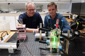 Knut Jørgen Måløy (til venstre) og Joachim Falck Brodin viser fram nyvinningen som åpner nye dører i forskning på det som kalles porøse medier. <i>Foto:  Eivind Torgersen/UiO</i>