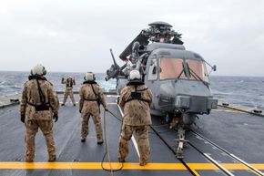 CH-148 Cyclone-helikopter på dekket på den kanadiske fregatten HMCS Fredericton tidligere i <i>undefined:  Det kanadiske forsvaret</i>