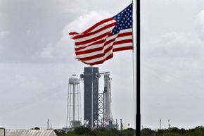 SpaceXs Falcon 9-rakett med Crew Dragon-fartøyet i toppen står klar til onsdagens oppskyting på rampe 39A ved Kennedy Space Center i Florida. <i>Foto:  Chris O'Meara / AP / NTB scanpix</i>