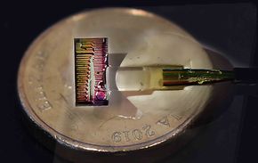 Med denne mikrokammen skal forskere i Australia ha satt ny hastighetsrekord for dataoverføring. <i>Foto: Monash University</i>