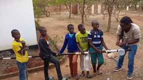 Forutsetning for bærekraft: Josef Nolls samarbeidspartner, Rashid Ally, installerer internett på en skole i Tanzania. <i>Foto:  UiO</i>