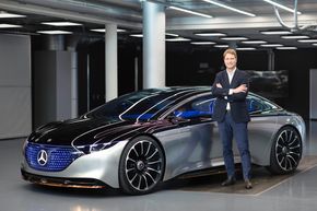 Ola Källenius og konseptbilen EQS. Neste år kommer produksjonsutgaven, som foreløpig ikke er vist uten kamuflasje. <i>Foto:  Daimler AG</i>