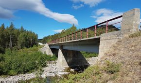 Dagens Einunna bru er bygd i 1954. Brua er totalt 41,3 meter lang, fordelt på to spenn. <i>Foto:  Statens vegvesen</i>