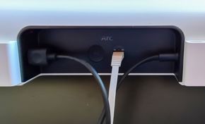 Kablet: Som alltid er Sonos flinke til å skjule kablene. I tillegg til strøm og Ethernet har vi en egen HDMI-utgang som helst skal kobles til Arc-HDMI-porten i TV-en. <i>Foto: Odd Richard Valmot</i>