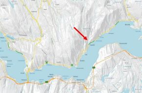 Den røde pilen viser området på Osterøy som skal rassikres. <i>Illustrasjon:  Vestland fylkeskommune</i>