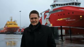 Administrerende direktør Harald Solberg i Norges Rederiforbund. Viking Energy (PSV) og KL Sandefjord (AHTS) i bakgrunnen. <i>Foto:  Tore Stensvold</i>