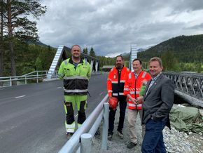 Nye Tveit bru er et symbol på at godt lokalt samarbeid og innovative løsninger gir mer trafikksikker veg og god fremkommelighet for mindre penger. Fv. anleggsleder Ronny Lappen, Dokka Entreprenør, byggeleder Anders Brenne og avdelingsdirektør Cato Løkken, Statens vegvesen, og ordfører Vidar Eltun, Vang kommune. <i>Foto:  Eli Ramstad, Statens vegvesen</i>