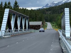 Gamle Tveit bru var bare 5 meter bred. Nybrua er 8,5 meter, som også blir bredden på nye E16. <i>Foto:  Eli Ramstad, Statens vegvesen</i>