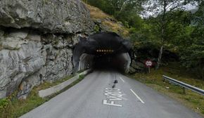 Vestre portal på Seimsdalstunnelen. Overdekningen er dårlig til høyre ut mot fjorden. <i>Foto:  Google Maps</i>