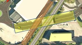 Figur: Gul skravering markerer kjørekulverten under jernbanen, oransje markerer gang- og sykkelbrua. <i>Illustrasjon:  Helse Sør-Øst</i>