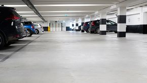 Støpeasfalt brukes blant annet mye i parkeringshus, fordi den er hardere og mer slitesterk enn vanlig asfalt. <i>Foto:  Tomas Jansohn</i>