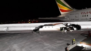 Skadene ytterst på høyre vinge. <i>Foto:  Ethiopian Airlines/SHT</i>