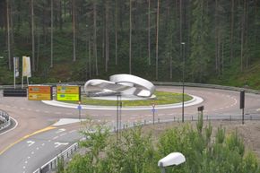 Her ved Møbius-skulpturen i rundkjøringen i Sellikdalen foregikk veiåpningen. <i>Foto:  Kjell Wold/Statens vegvesen</i>